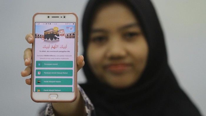 Mahasiswa ITS Bikin Inovasi Digital Asisten Personal untuk Haji dan Umrah Mahasiswi Departemen Sistem Informasi program studi sarjana Inovasi Digital Institut Teknologi Sepuluh Nopember Surabaya (ITS) Shinta Yunita Rahmawati memperlihatkan salah satu tampilan laman yang dikirim melalui pesan tautan oleh Mecca WA Bot Umroh dan Haji di Surabaya, Jawa Timur, Jumat (23/6/2023). Sejumlah mahasiswa ITS yang tergabung dalam tim developer mengembangkan Mecca WA Bot Umroh dan Haji yaitu teknologi robot yang diintegrasikan pada aplikasi WhatsApp sehingga mampu menjadi asisten personal saat perjalanan ibadah haji dan umrah. ANTARA FOTO/Moch Asim/nym.