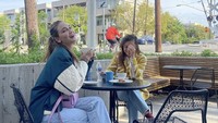 Selain itu, wanita 39 tahun ini juga membagikan potret cantiknya saat sarapan pagi di kafe Houston, Texas. Foto: Instagram @lunamaya