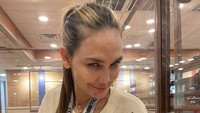 Masih di Texas, Luna Maya sempat mencicipi secangkir besar minuman. Terdapat whipped cream di atas minuman itu. Sepertinya isinya cokelat panas ya? Foto: Instagram @lunamaya