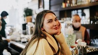 Saat di Jepang, artis kelahiran 1983 itu pun mampir ke sebuah kafe untuk bersantai. Kafenya berada di Takayama, Gifu. Foto: Instagram @lunamaya