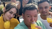 Di Amsterdam, Luna Maya membagikan momen bahagia saat kumpul bersama kerabat. Di tengah teriknya matahari, Luna menikmati segelas minuman berwarna kuning. Minuman apa ya itu? Foto: Instagram @lunamaya