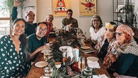 Luna Maya cukup dekat dengan keluarganya. Dalam rangka Natal, Luna Maya berkumpul dengan keluarga untuk makan siang bersama. Foto: Instagram @lunamaya