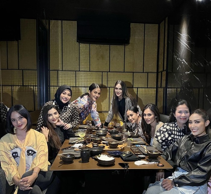 Makin Lengket dengan Maxime Bouttier, Ini Potret Luna Maya Saat Kulineran Makin Lengket dengan Maxime Bouttier, Ini Potret Luna Maya Saat Kulineran