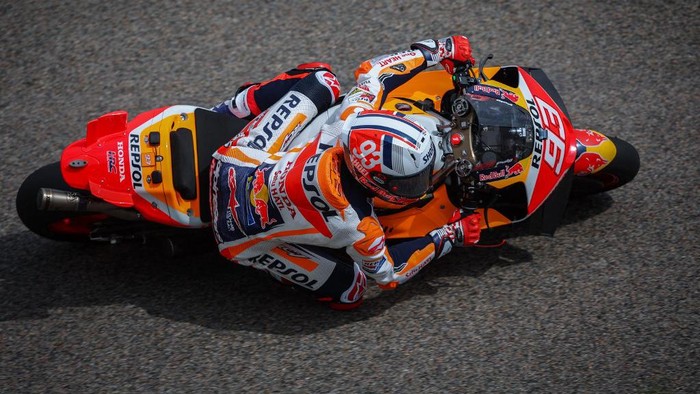 Repsol Honda Teams Spanish rider Marc Marquez steers his motorbike during the second free practice for the MotoGP German motorcycle Grand Prix at the Sachsenring racing circuit in Hohenstein-Ernstthal near Chemnitz, eastern Germany, on June 16, 2023. (Photo by Ronny Hartmann / AFP)