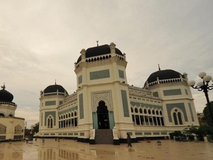 Masjid Raya Deli Medan, Diarsiteki Belanda-Didanai Saudagar Tionghoa
