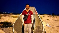 Usman terlihat di samping tenda tidurnya di gurun Balochistan, Pakistan. Dalam perjalanannya, Usman beristirahat di mana pun tempat yang bisa disinggahi. Seperti masjid, pos pemeriksaan, hotel atau kediamannya rekannya. Sesekali tidak ada yang bisa disinggahi, Usman tidur di tendanya.