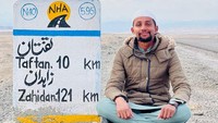 Usman berjalan kaki dari kampung halamannya, Okra, Pakistan ke Mekkah, Arab Saudi.