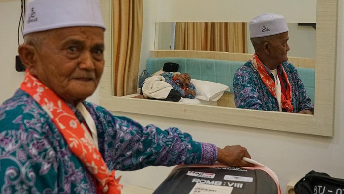 Melayani lansia menuju tanah suci Melayani lansia menuju tanah suci