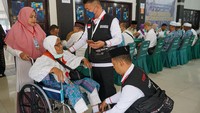 Seluruh embarkasi haji di Indonesia merespon dengan meningkatkan layanan khusus para lansia. Seperti halnya di Asrama Haji embarkasi Aceh dan embarkasi Kertajati, Indramayu, Jawa Barat. Petugas pendamping haji khusus lansia diperkuat serta memperbanyak petugas kesehatan.