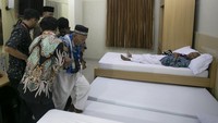 Tagline yang didasari semangat untuk memberikan pelayanan terbaik kepada jamaah haji yang didominasi kelompok usia lanjut ini bukan hanya jadi jargon semata. Terlihat dari cara para petugas haji melayani para lansia dengan totalitas dan sepenuh hati. (ANTARA FOTO/Dedhez Anggara)  