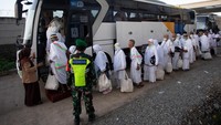 Kemenag juga melibatkan ahli geriatri untuk memantau dan mengawasi kesehatan jamaah haji lansia. Menyiapkan bus yang mudah akses, sekaligus menyiagakan petugas untuk membantu jamaah naik dan turun bus.
