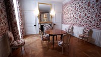 Dekorasi mereproduksi dari tahun 1784, tahun yang paling banyak didokumentasikan. Objek milik Marie - Antoinette juga akan ditampilkan. Tak lama setelah kedatangannya di Versailles pada tahun 1770, Marie - Antoinette mengambil alih apartemen tersebut.