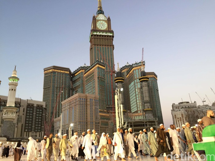 Royal Clock Tower atau Menara Jam menjulang tinggi di Kota Makkah. Manara itu juga menjadi penanda Masjidil Haram dari kejauhan.