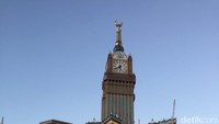 Menara Jam letaknya berdekatan dengan Kakbah dan Masjidil Haram. Hanya terpisah sekitar 200 meter saja.  