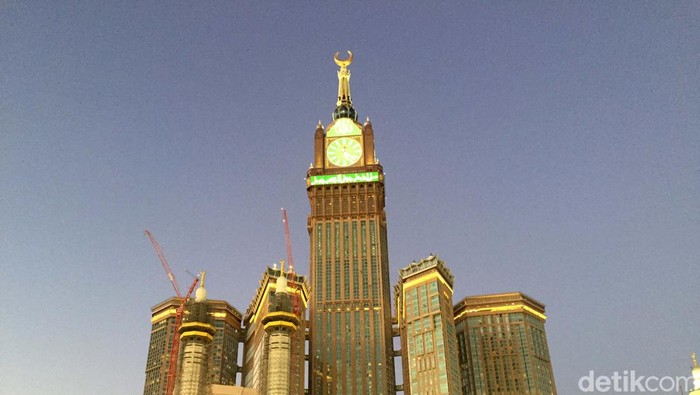 Royal Clock Tower atau Menara Jam menjulang tinggi di Kota Makkah. Manara itu juga menjadi penanda Masjidil Haram dari kejauhan.