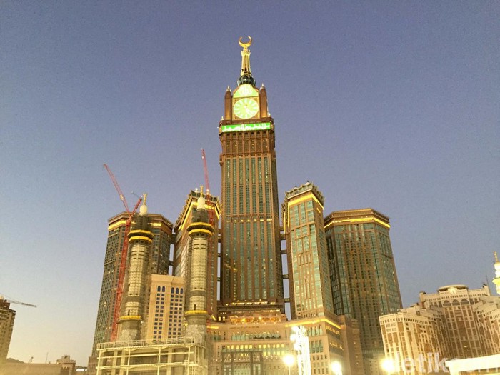 Royal Clock Tower atau Menara Jam menjulang tinggi di Kota Makkah. Manara itu juga menjadi penanda Masjidil Haram dari kejauhan.