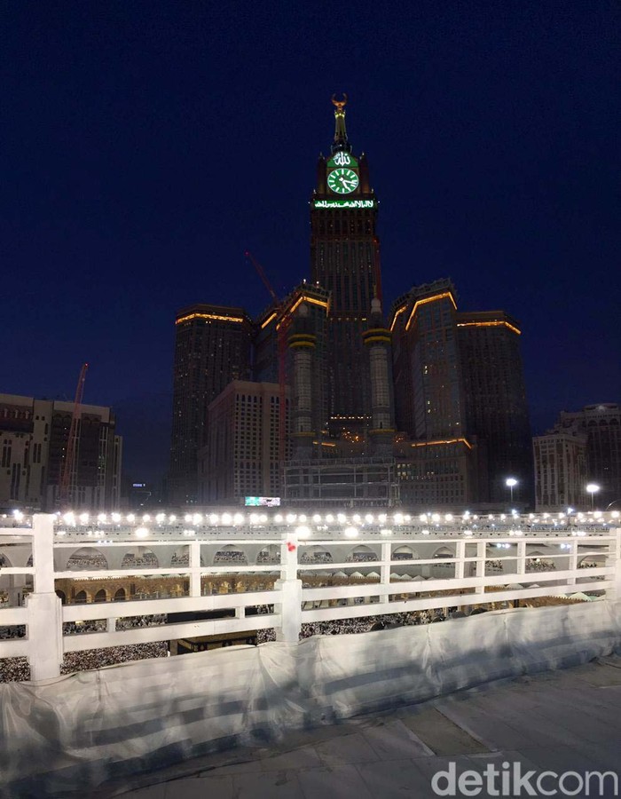 Royal Clock Tower atau Menara Jam menjulang tinggi di Kota Makkah. Manara itu juga menjadi penanda Masjidil Haram dari kejauhan.