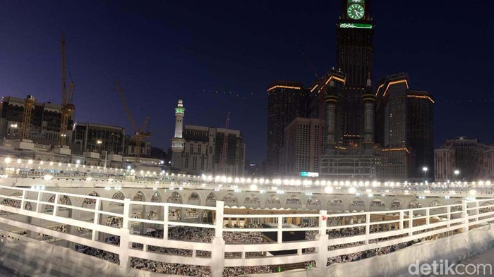 Royal Clock Tower atau Menara Jam menjulang tinggi di Kota Makkah. Manara itu juga menjadi penanda Masjidil Haram dari kejauhan.