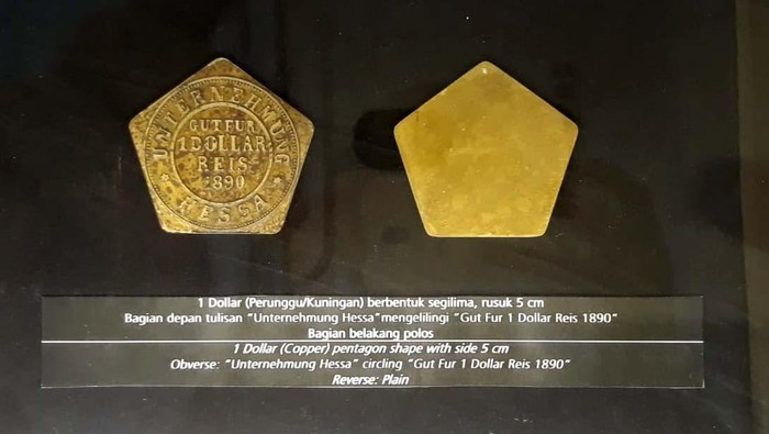 Token Perkebunan merupakan salah satu uang kuno yang pernah ada di Indonesia. Yuk lihat koleksi uang tersebut di Museum Bank Indonesia.