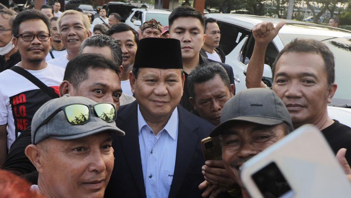 Menhan Prabowo Subianto disambut relawan Bolone Mase di Bandara Solo, Jumat (23/6/2023)