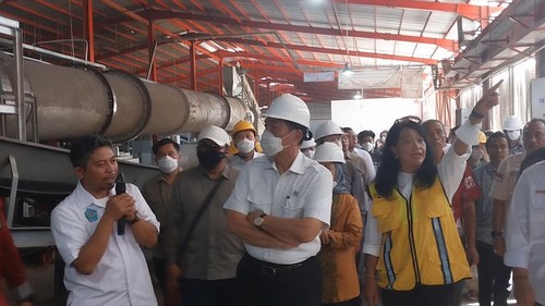 Menko Marves RI Luhut Binsar Pandjaitan meninjau langsung pengolahan sampah di TPST Kertalangu, Denpasar, Jumat (23/6/2023). (Rizki Setyo Samudero)