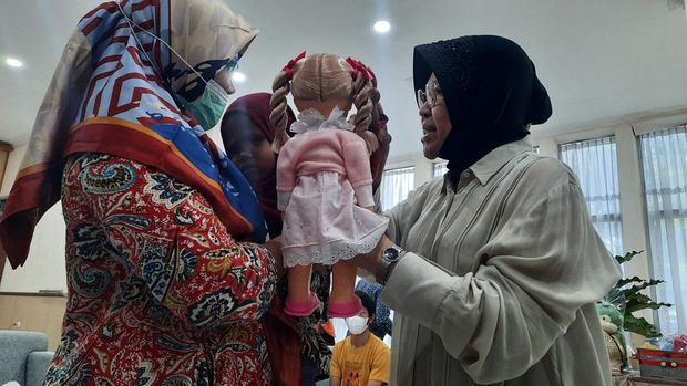 Mensos Risma beri bantuan untuk penuhi kebutuhan empat anak penderita penyakit berat.