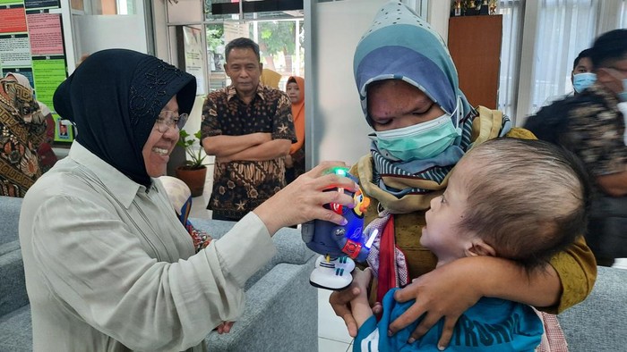 Mensos Risma beri bantuan untuk penuhi kebutuhan empat anak penderita penyakit berat.