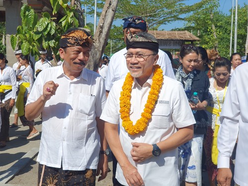 Menteri Perdagangan Zulkifli Hasan usai membuka Bhinneka Culture Festival yang kedua di Pantai Jerman, Kuta, Badung, Jumat (23/6/2023). (Ronatal Siahaan/detikBali).