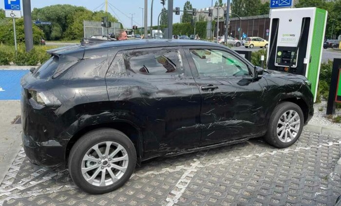 Mobil listrik pertama Suzuki parkir di pinggir jalan di Polandia.