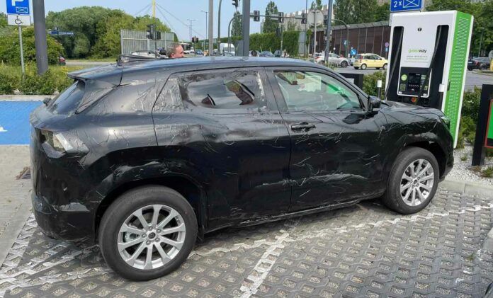 Mobil listrik pertama Suzuki parkir di pinggir jalan di Polandia.