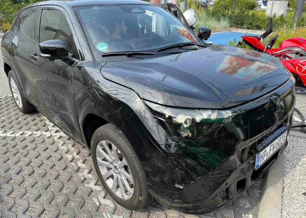 Mobil listrik pertama Suzuki parkir di pinggir jalan di Polandia.