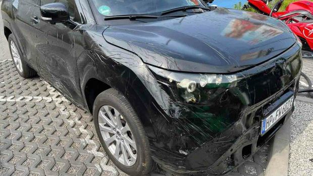 Mobil listrik pertama Suzuki parkir di pinggir jalan di Polandia.