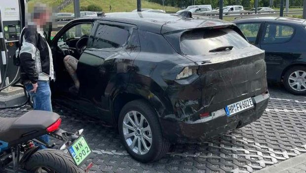 Mobil listrik pertama Suzuki parkir di pinggir jalan di Polandia.