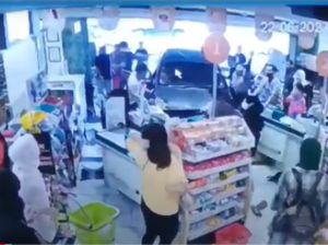 Detik-detik Mobil Terobos Masuk Pasar Swalayan di Duren Sawit Jaktim