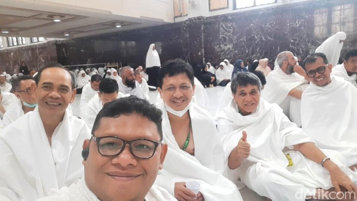 Momen Jemaah Maktour Kloter Akhir Jalani Umrah Jemaah kloter terakhir rombongan Maktour Tour & Travel tiba di Tanah Suci Makkah, Arab Saudi pada Kamis (22/6) malam waktu setempat.
