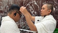 Tampak jemaah calon haji menjalani gunting rambut.