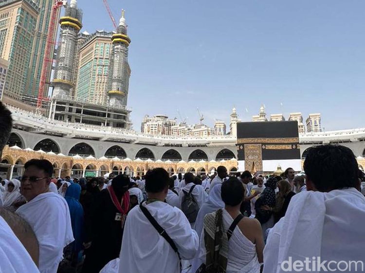 Momen Jemaah Maktour Kloter Akhir Jalani Umrah