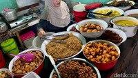  Buka dari jam 16.30, setiap harinya warung nasi uduk yang didirikan Bang Dihul ini menyuguhkan 21 lauk yang berbeda. Semuanya dimasak sendiri, menggunakan resep keluarga yang turun temurun. Foto: detikFood