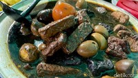Nasi uduknya pun memiliki porsi yang melimpah, dengan lauk makanan yang royal dan harganya yang ramah di kantong.  Semuanya dibuat di hari yang sama, jadi rasa makanannya terjaga. Foto: detikFood