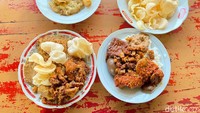 Menu nasi uduk Betawi di sini tak pernah berubah sejak dulu, sehingga membuat pelanggan setianya selalu kembali untuk makan nasi uduk Bang Dihul. Rasanya juga konsisten dari tahun ke tahun. Foto: detikFood