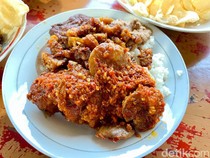 Nasi Uduk Betawi Asli Pakai Semur Jengkol dan Sambal Kacang