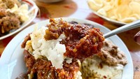 Lauk utama mereka yaitu jengkol balado. Rasanya tidak pahit sama sekali, dan teksturnya pun empuk. Cocok dimakan dengan nasi uduk yang gurih beraroma. Foto: detikFood
