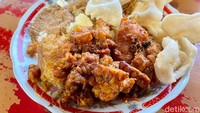 Tak hanya semur jengkol dan jengkol baladonya yang enak. Semua lauk di sini rasanya tak mengecewakan. Seperti ayam gorengnya yang gurih sedap dengan taburan serundeng kelapa. Foto: detikFood