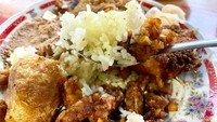 Tipe nasi uduknya tidak lembek dan teksturnya tidak menempel. Bahkan nasi uduk dimakan dengan kerupuknya saja sudah gurih terasa tanpa tambahan lauk apapun. Foto: detikFood