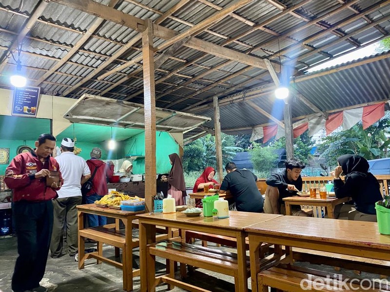Nasi Uduk Betawi ala Bang Dihul Kejaksaan yang Paling Ramai di Ciledug