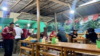  Sering masuk di YouTube hingga media sosial lainnya, warung Nasi Uduk Bang Dihul Kejaksaan di daerah Ciledug sudah terkenal sejak dulu.  Foto: detikFood
