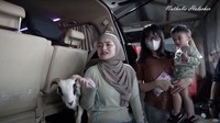 Adzam ingin membawa pulang sendiri kambing yang dipilihnya ke rumah. Foto: YouTube Nathalie Holscher