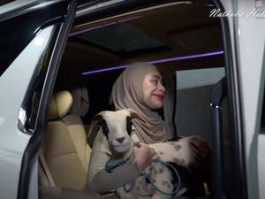 7 Momen Nathalie Holshcer Ajak Kambing Kurban Naik Alphard