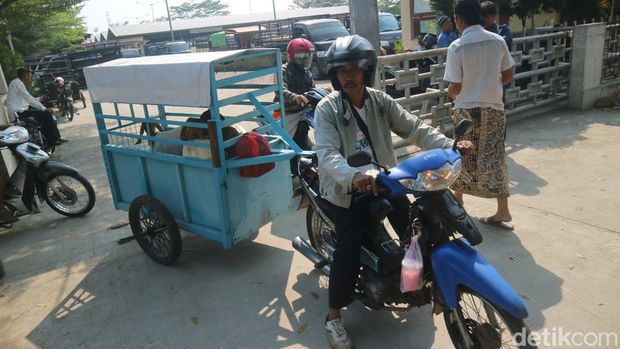 Jasa tukang ojek kambing di Pasar Hewan Kudus, Jumat (23/6/2023).