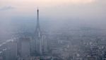 Potret Menara Eiffel Berselimut Kabut